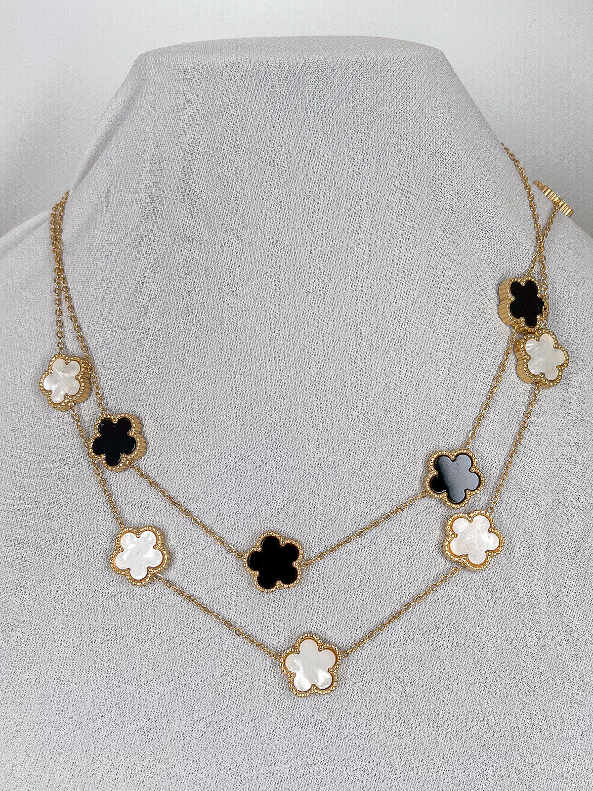 Collier 14 - Fleurs nacre noir_37428.jpg